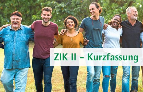 Acht Menschen unterschiedlicher Herkunft gehen Arm in Arm auf den Betrachter zu. Von rechts schwebt ein Banner ins Bild, worauf steht: »ZIK 2 - Kurzfassung«