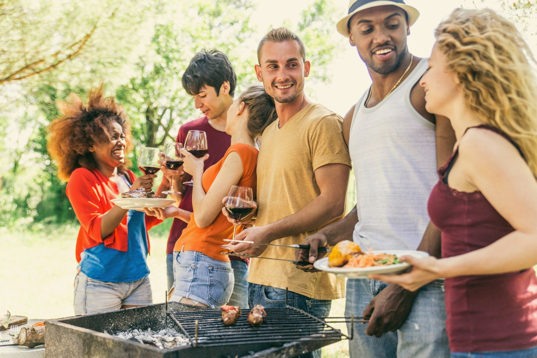 Zuwanderer und Einheimische feiern gemeinsam ein Grillfest.
