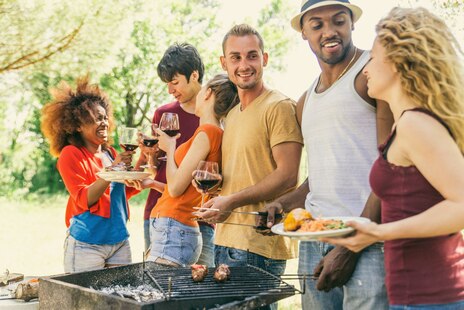 Zuwanderer und Deutsche feiern gemeinsam ein Grillfest.