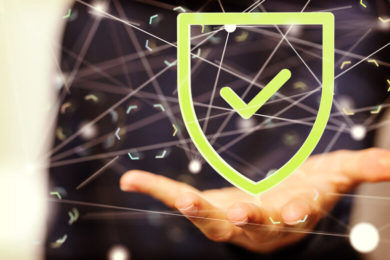 Eine Hand steckt sich dem Betrachter entgegen. Darüber schwebt ein grünes Schild.