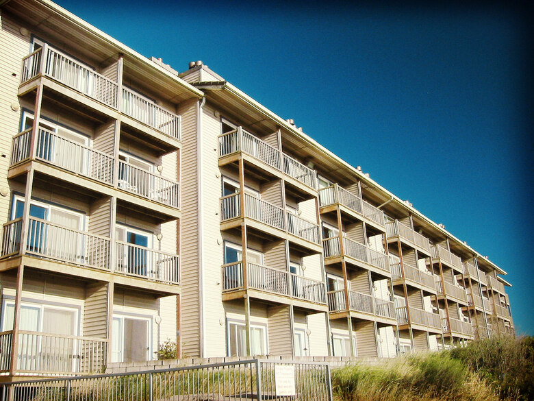 ein Mehrfamilienhaus auf grüner Wiese